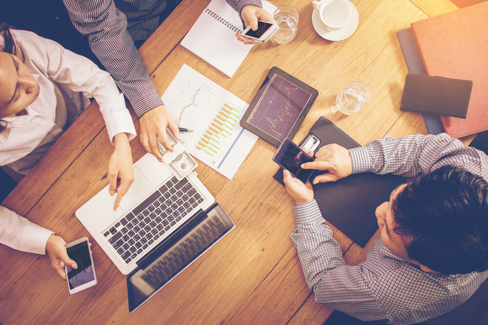 Business,Partners,Meeting,For,Investment,Stock,Exchange.,Use,Smart,Phone video presentation