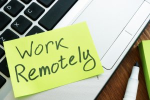 A memo stick paper with a text saying ‘Work Remotely’