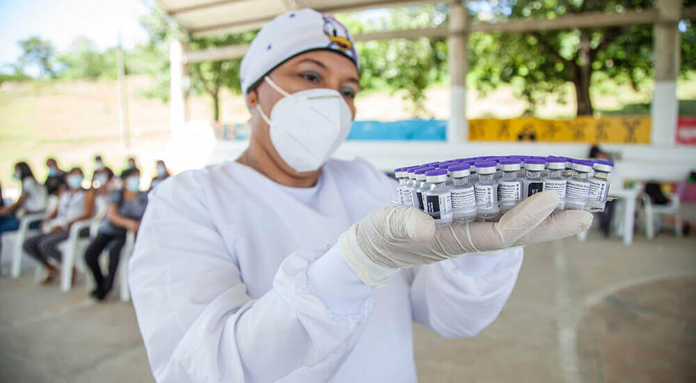 Nurse holding vaccines - Santa Clara County