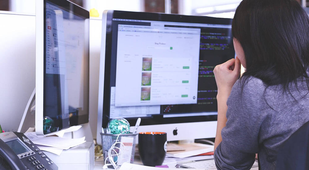 Woman staring at a screen - Atlanta - Georgia - Careers In Government