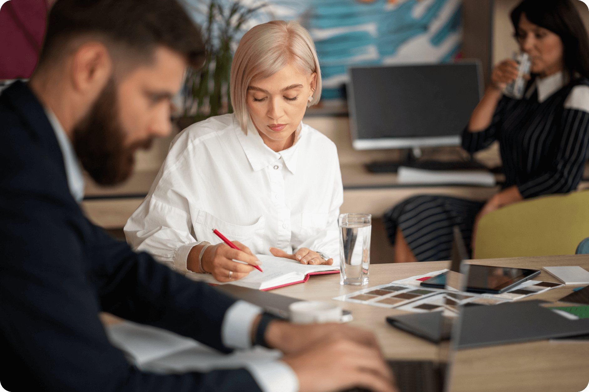 People check somethig on laptop monitor - Foster diversity and inclusion in government - Careers In Government